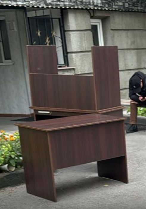 Стол офисный две штуки  в хорошем состояние