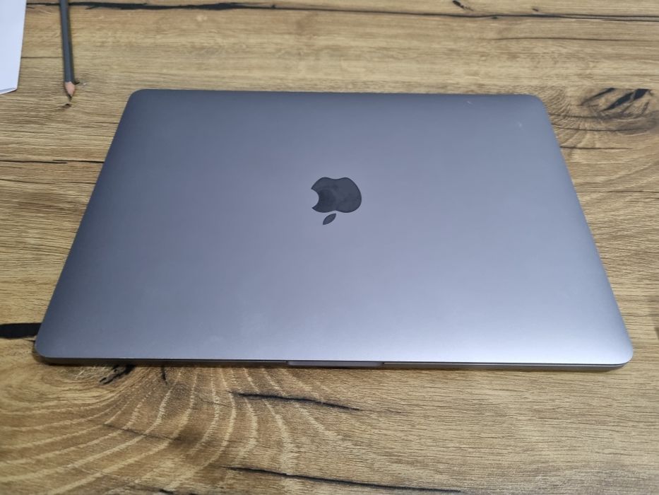 MacBook Pro  sotiladi Core i5