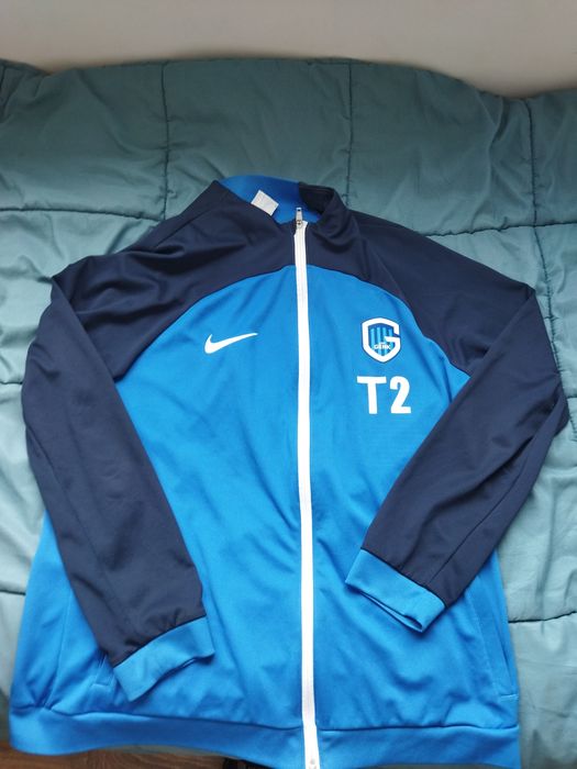 Продавам зимно футболно яке на Генек оригинално е струва 40 лв