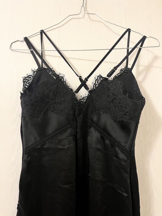 Дамска черна сатенена рокля GUESS