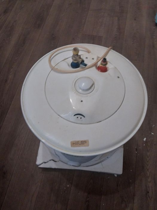 Продаётся  титан водонагревательный объем 50л