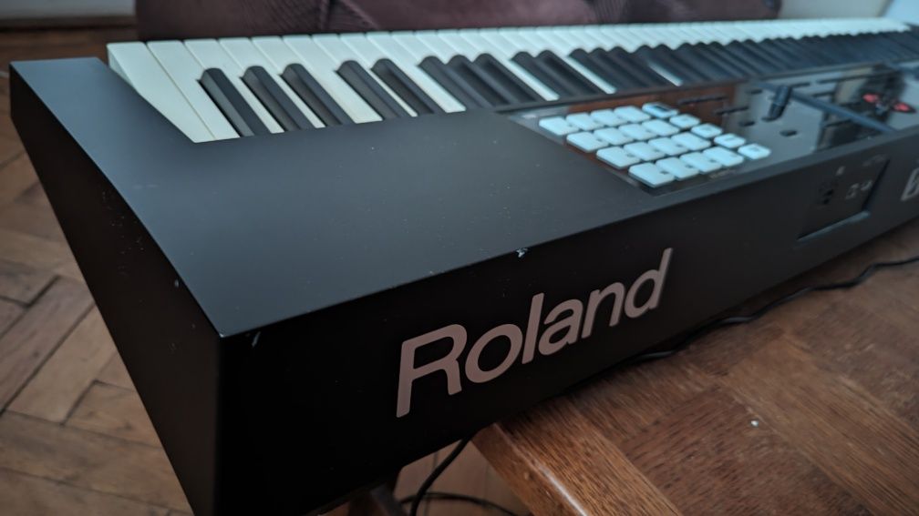 Vând Roland FA-08