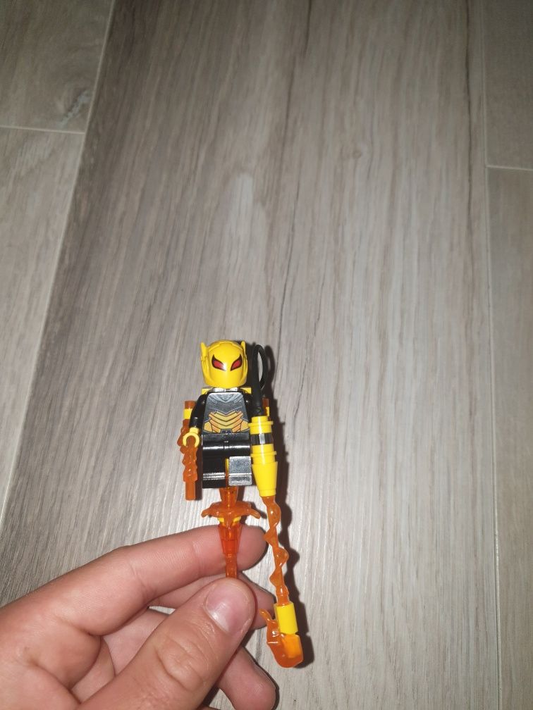 Vand minifigurine si accesorii lego