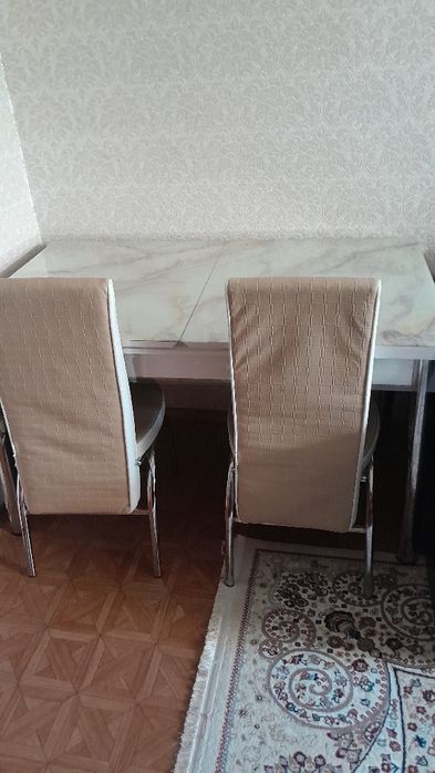 Стеклянный раздвижной стол.