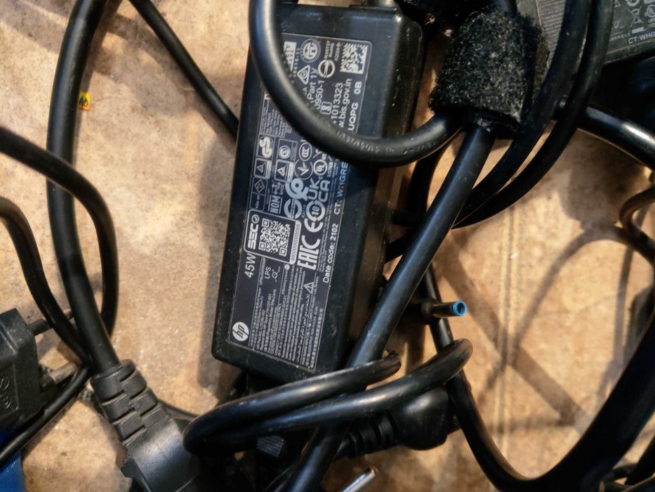 Продавам зарядни за за лаптоп DELL 65 w и hp 45W с тънка букса