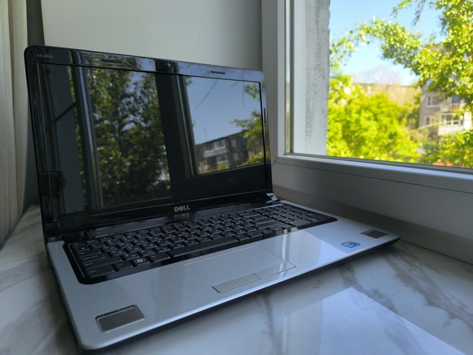 Ноутбук Dell Studio 1749