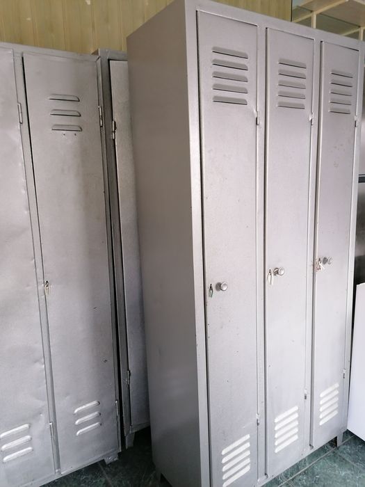 Urgent, vând bar solid, mare si vestiar metalic pt activit. econom.