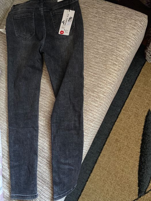 Vând blugi damă de culoare negru