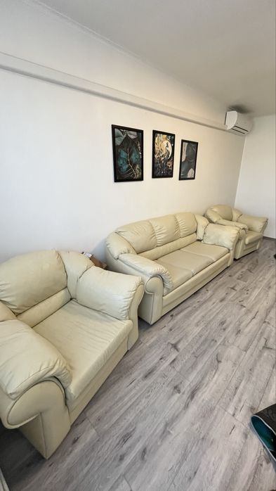 Canapea cu fotolii imitatie de piele crem