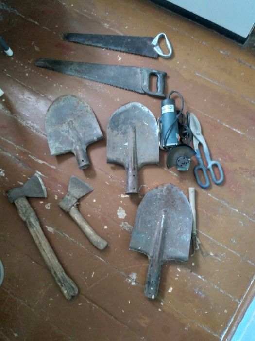 Лопата топор ножовка грабли