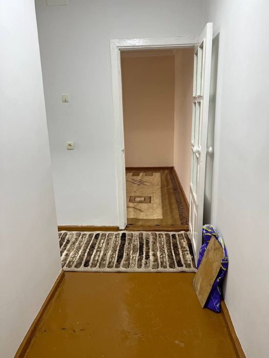 Срочно продается 2 ком квартира в 9 мкр 4 этаж