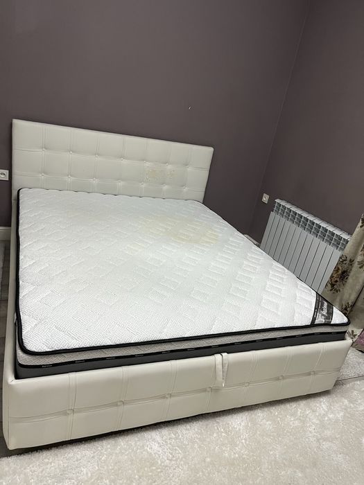 Кровать сатылады матраспен