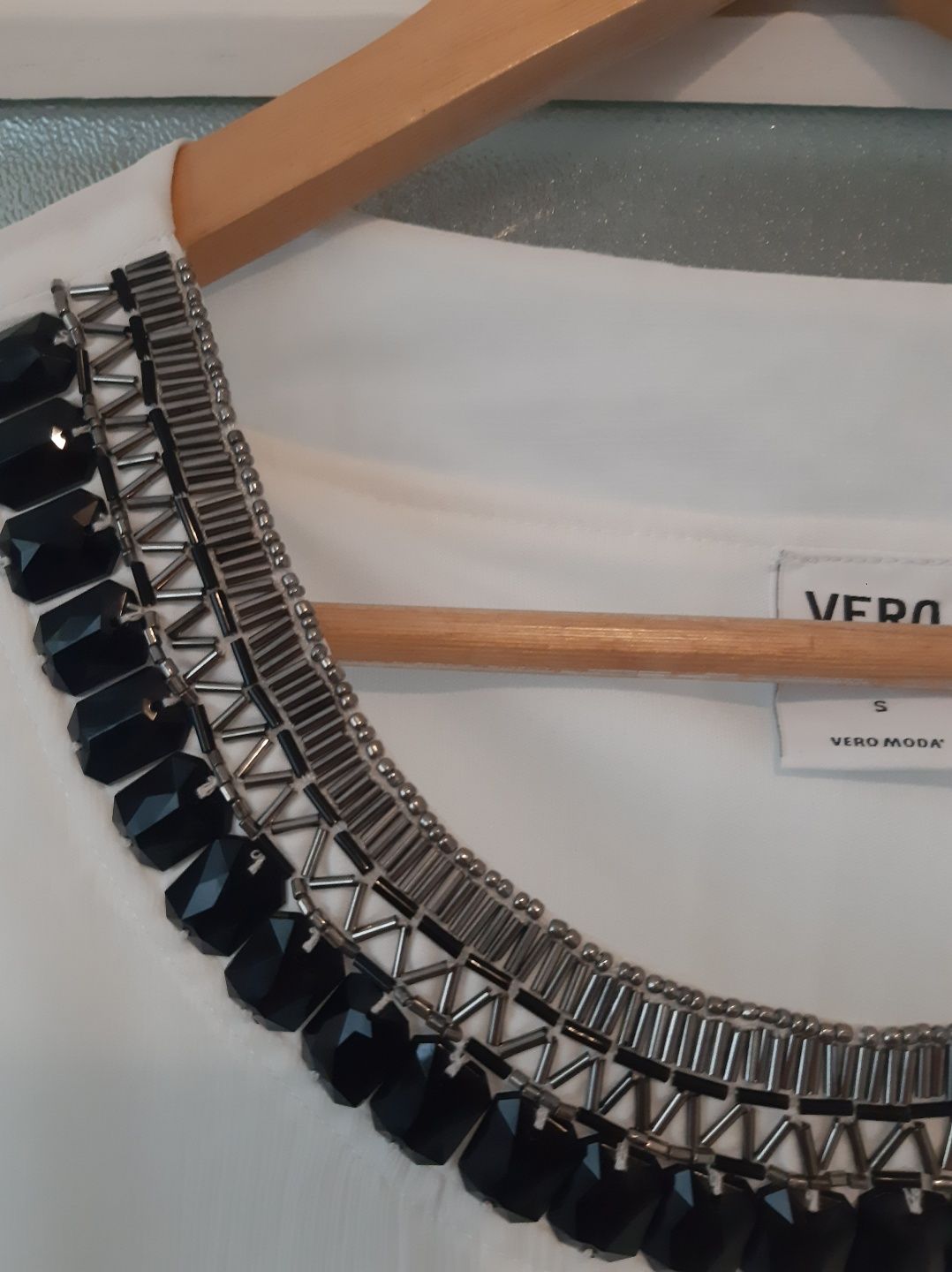 Vând top/ maieu  accesorizat cu pietre