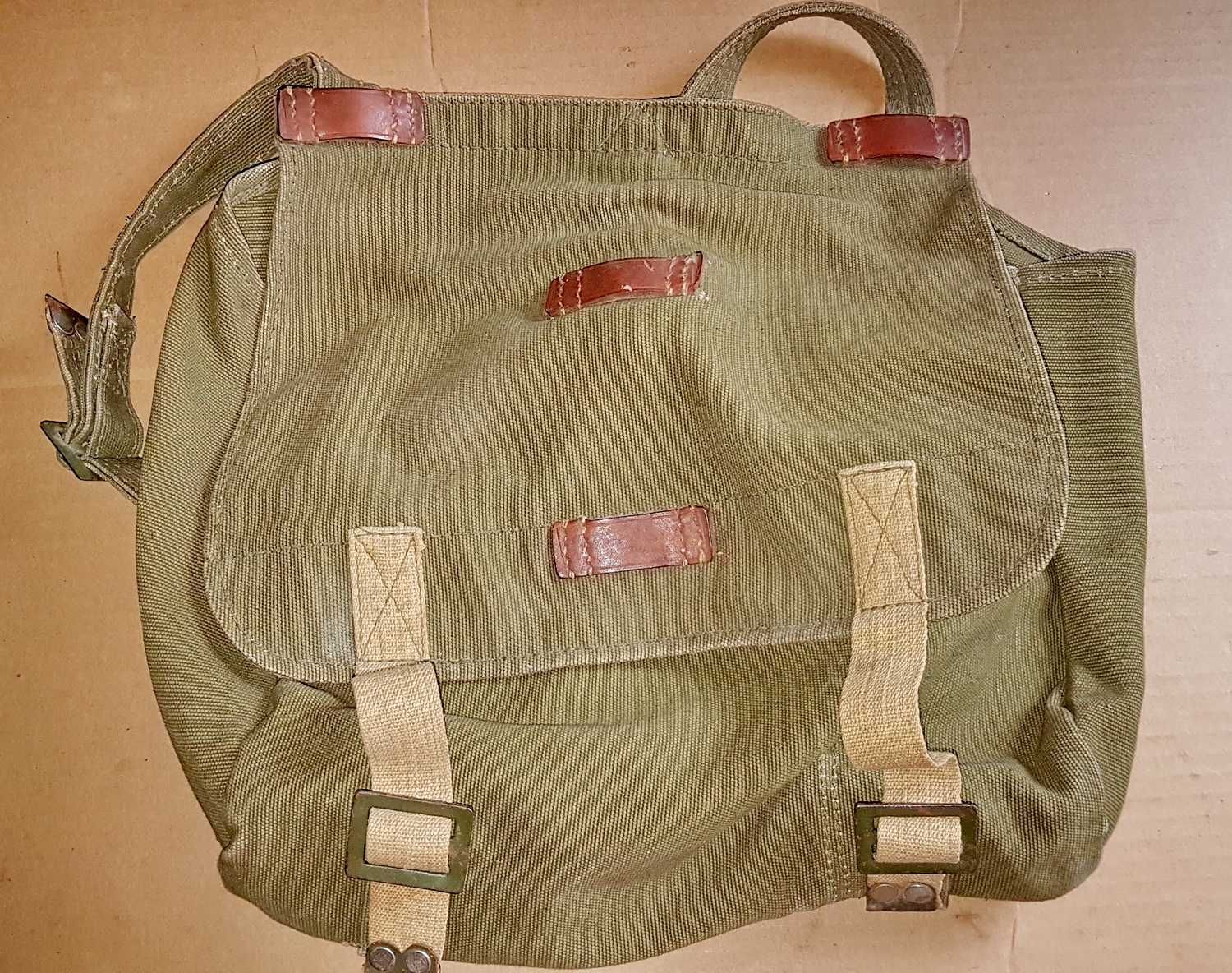 D428-I-RUCSAC militar vechi anii 1950 stare buna. Marimi: 36/33 cm.