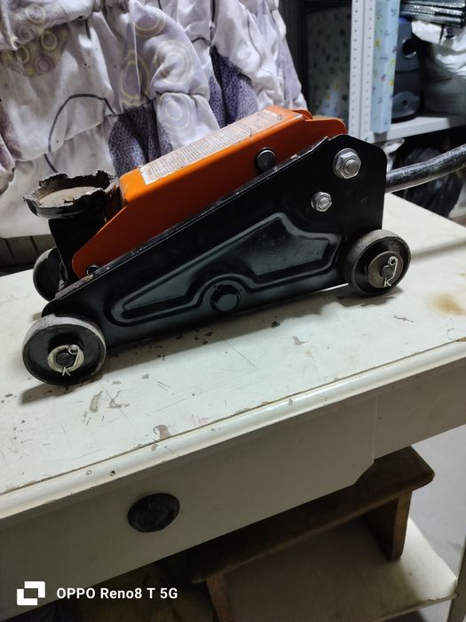 Домкрат подкатной