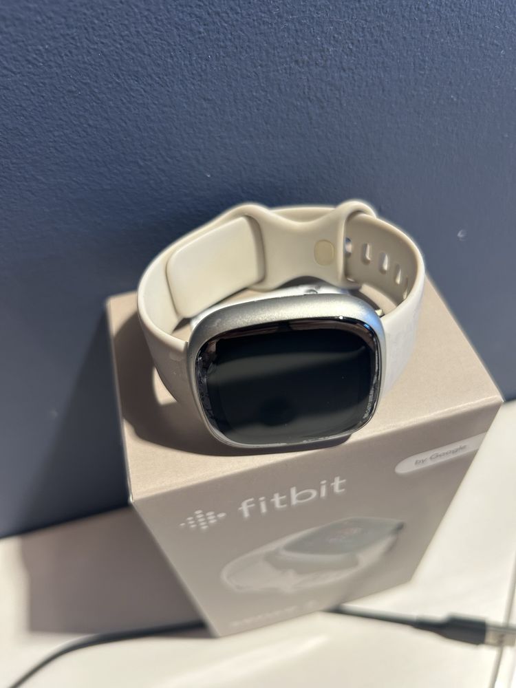 Смартчасовник Fitbit Sense 2