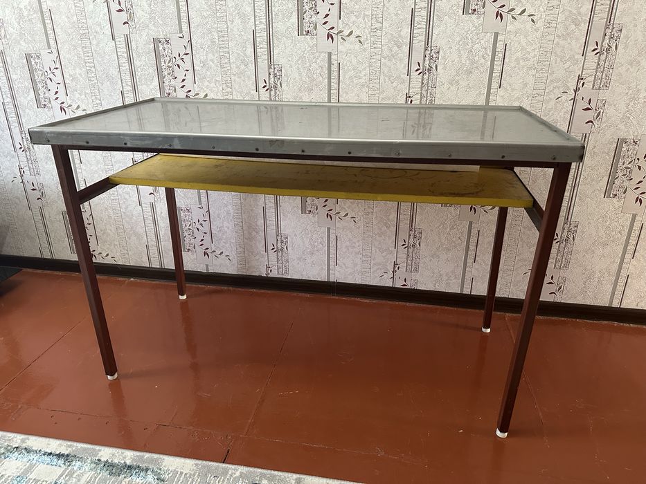 Продам железный стол в хорошем состояний