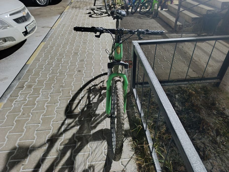 продам спортивный горный велосипед в хорошом состояние цвет зелений