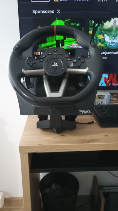 Vând PS4 cu patru jocuri incluse și cu volan de colecție inclus