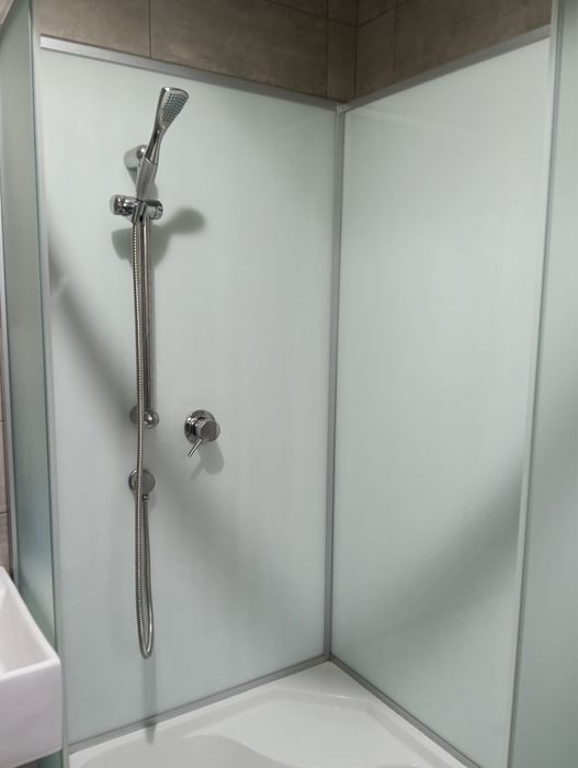 Cabina de dus extrem de putin folosita.