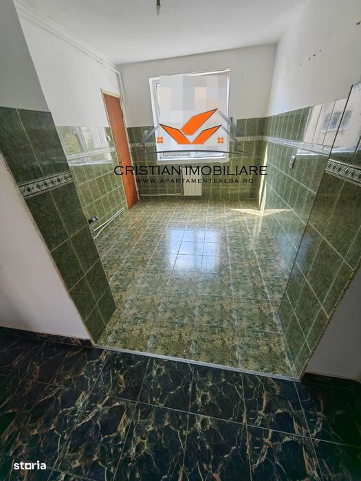 Apartament 3 camere decomandat, etaj 3, cu 2 bai, Cetate!