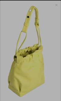 Чанта By Far, модел Mons в лимонено зелено