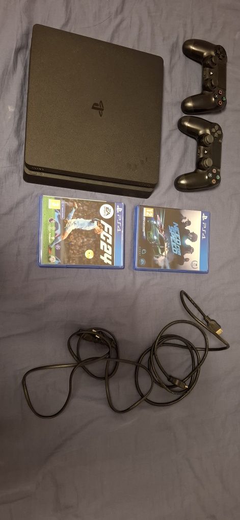 Ps4 slim+2 manete+2 jocuri 1 TB