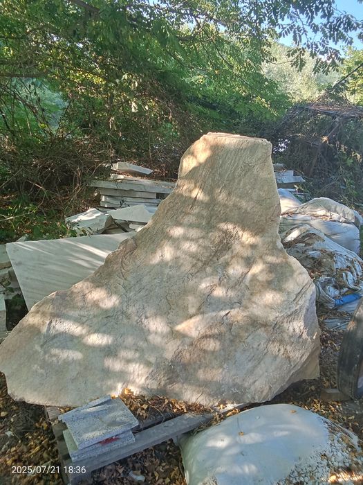 Stanca ornamentala din marmura.