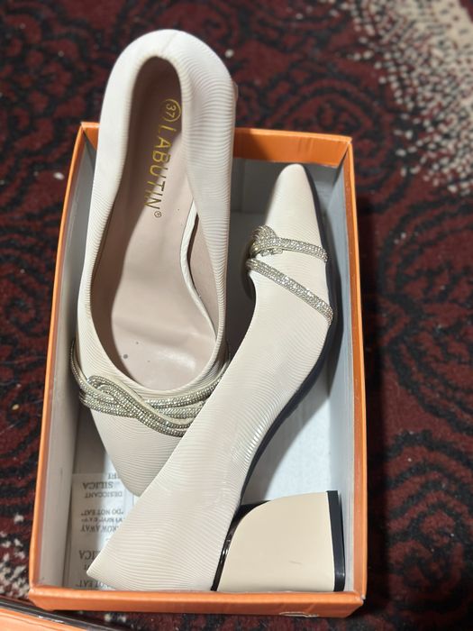 Ayollar tuflisi yangi kiyib chiqilmagan.