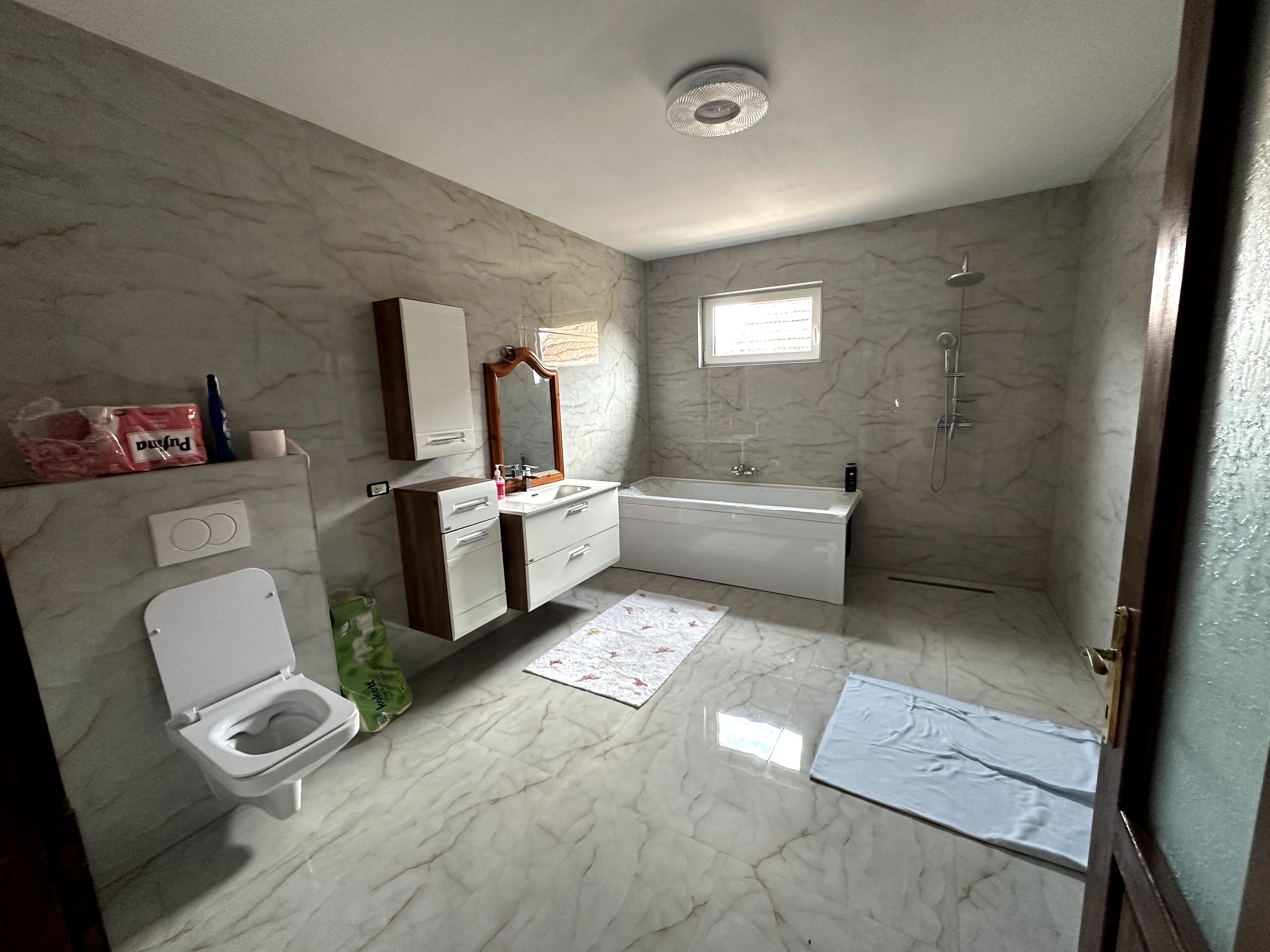 Vand casa noua stil Chalet American cu mobila