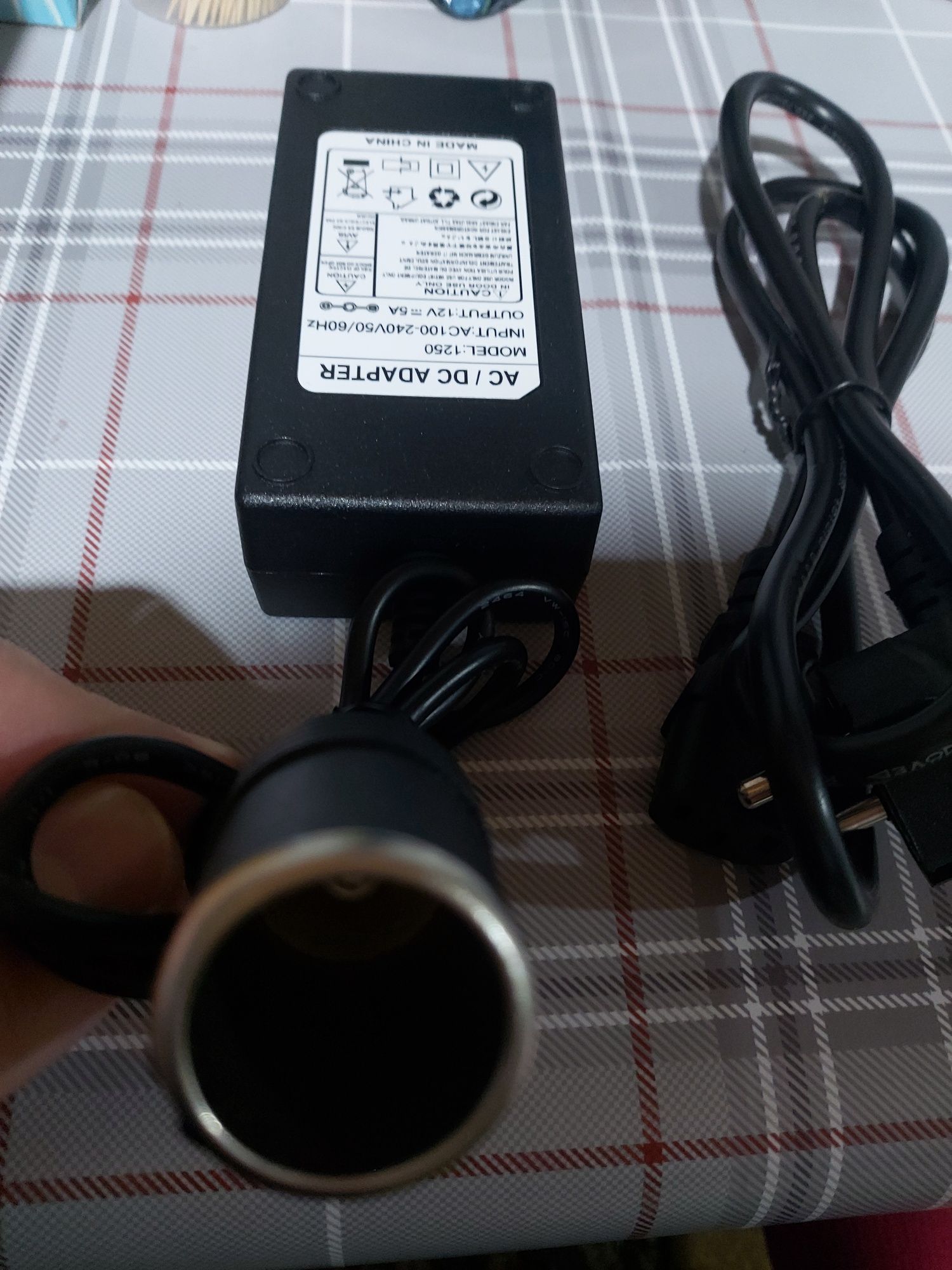 Adaptor de la 220 v la 12 volti tip bricheta auto