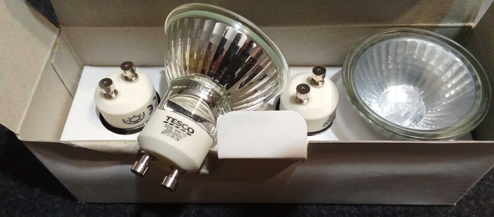 Халогенни лампи тип лунички на 220V