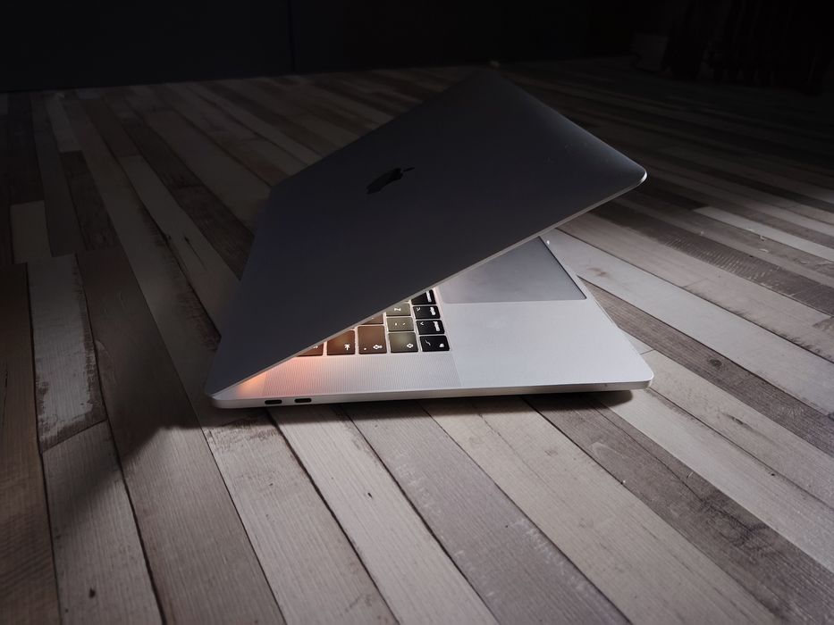 Apple MacBook Pro Retina Touchbar