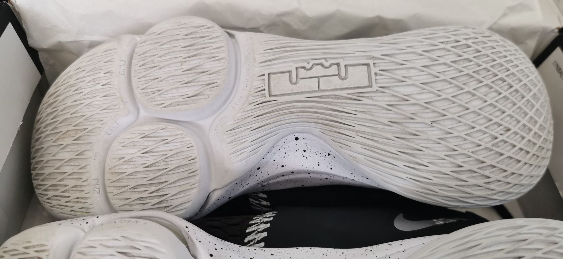 Nike LeBron Witness 5 CQ9380-001 номер 42.5
Номер 42.5