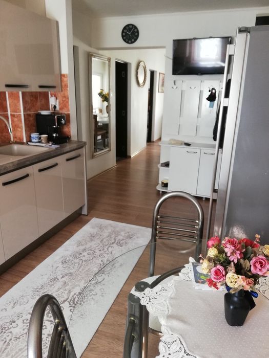 De vânzare  sau schimb cu casă apartament cu 4 camere, etaj 2 zona mic