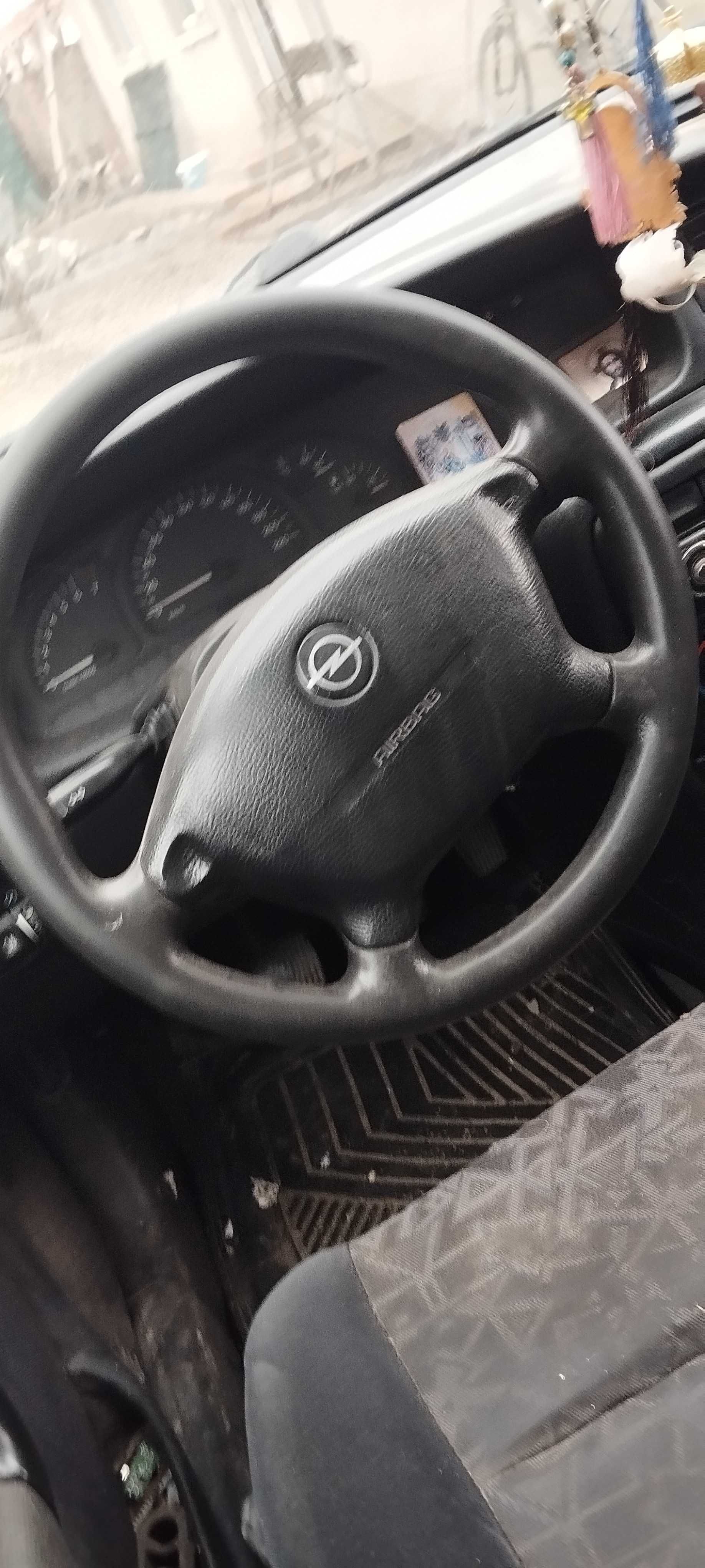 Vând Opel pentru piese
