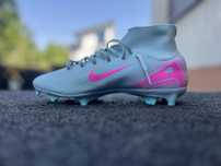 Vand ghete de fotbal.    Marimea 42