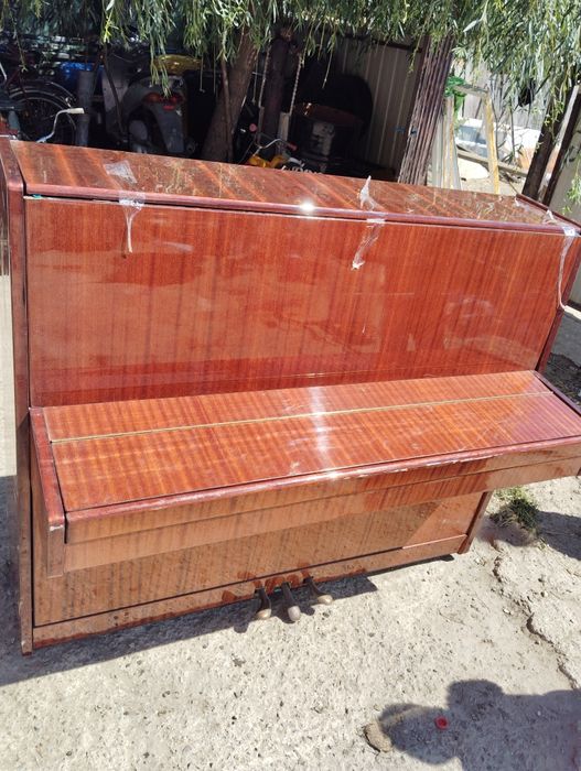 Vând pian in stare buna