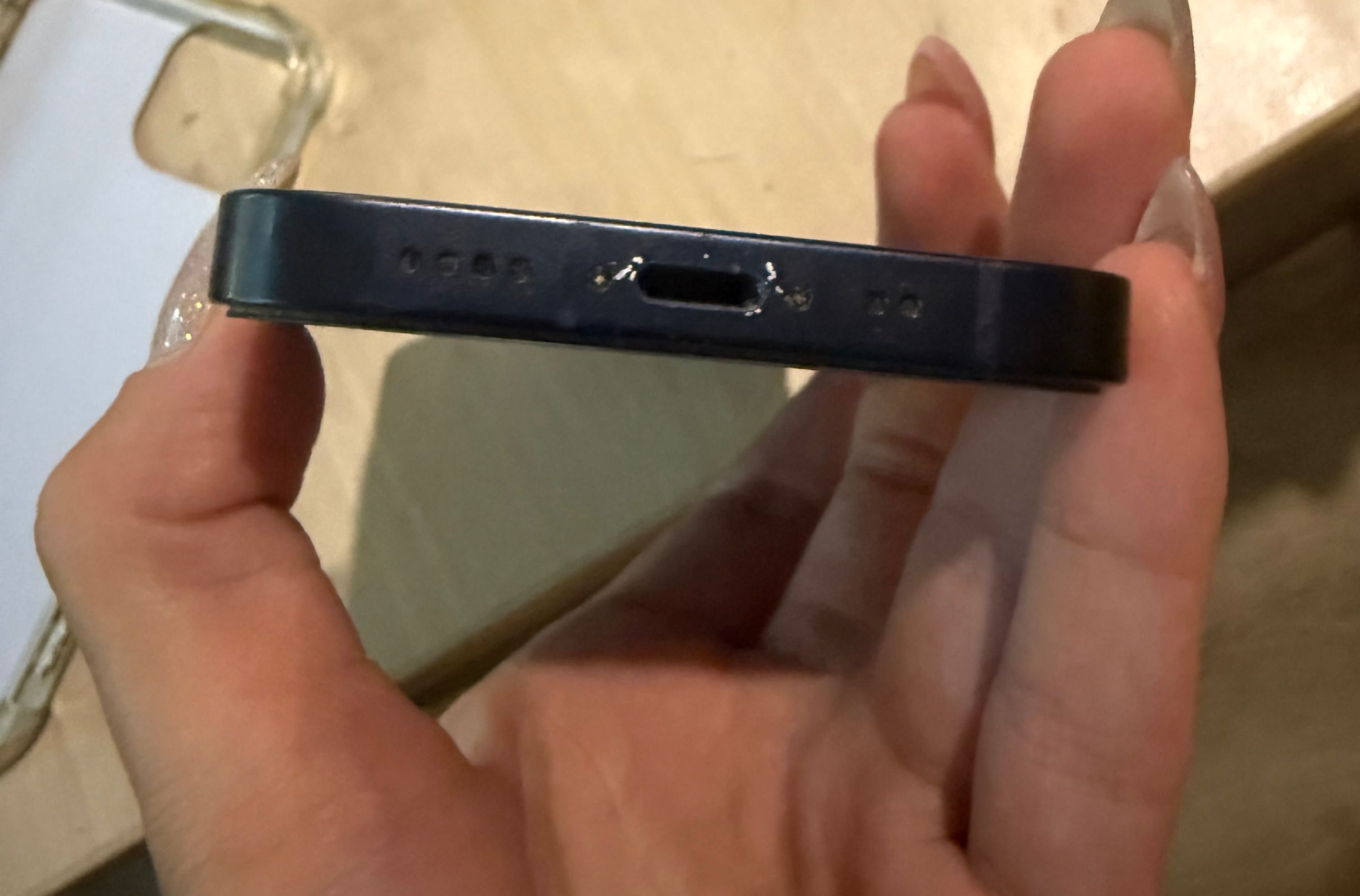 Продавам iPhone 13 mini , използван е