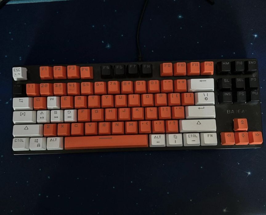 Tastatura mecanica RGB - iluminare spectaculoasă, ideală pentru gaming