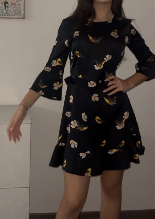 Красива сатенена рокля с воланче около кръста, Zara, размер S