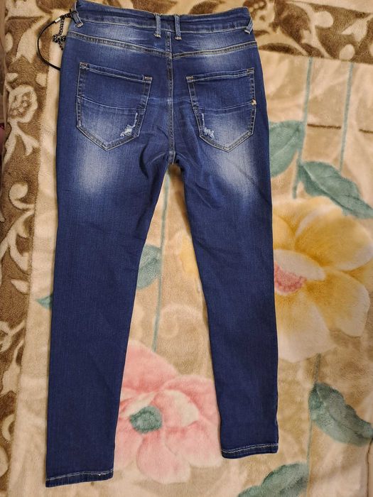 Продавам нови дамски дънки