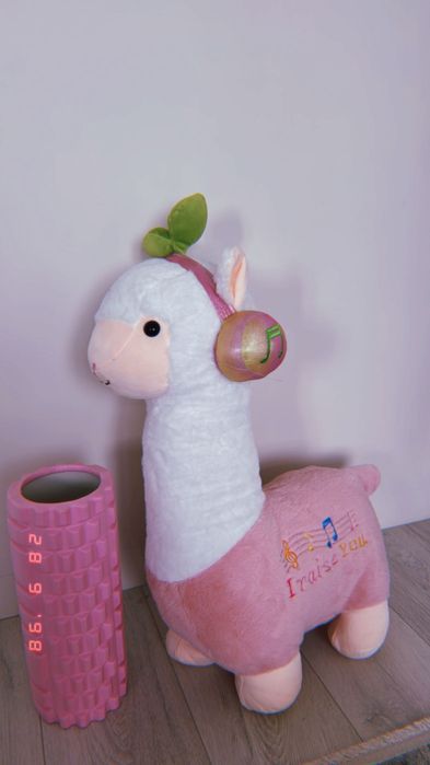 Игрушка альпака розового цвета