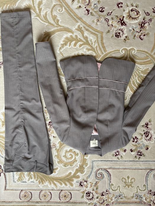 Женский серый брючный костюм