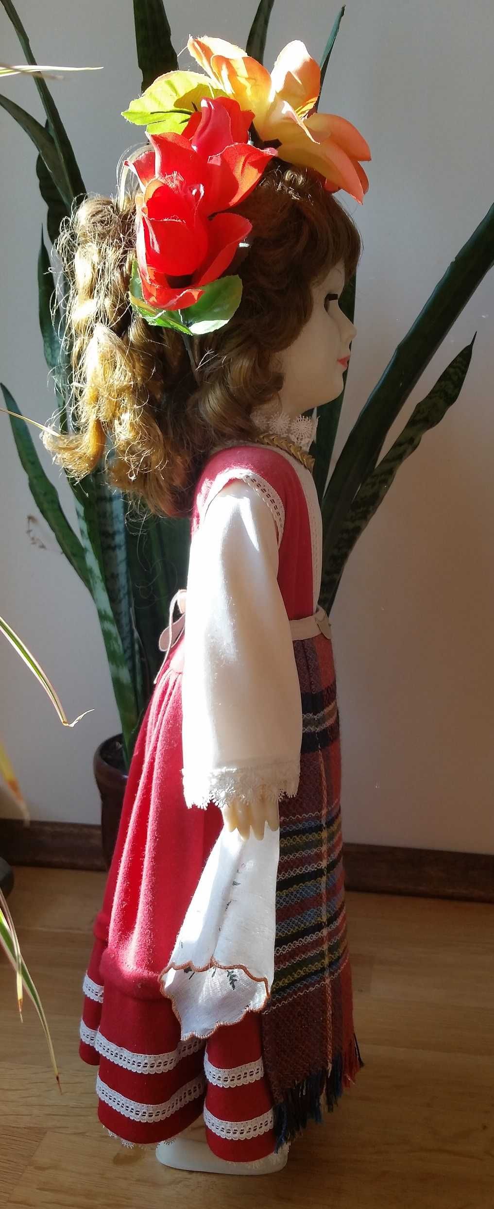 Продавам 55 годишна кукла в народна носия.