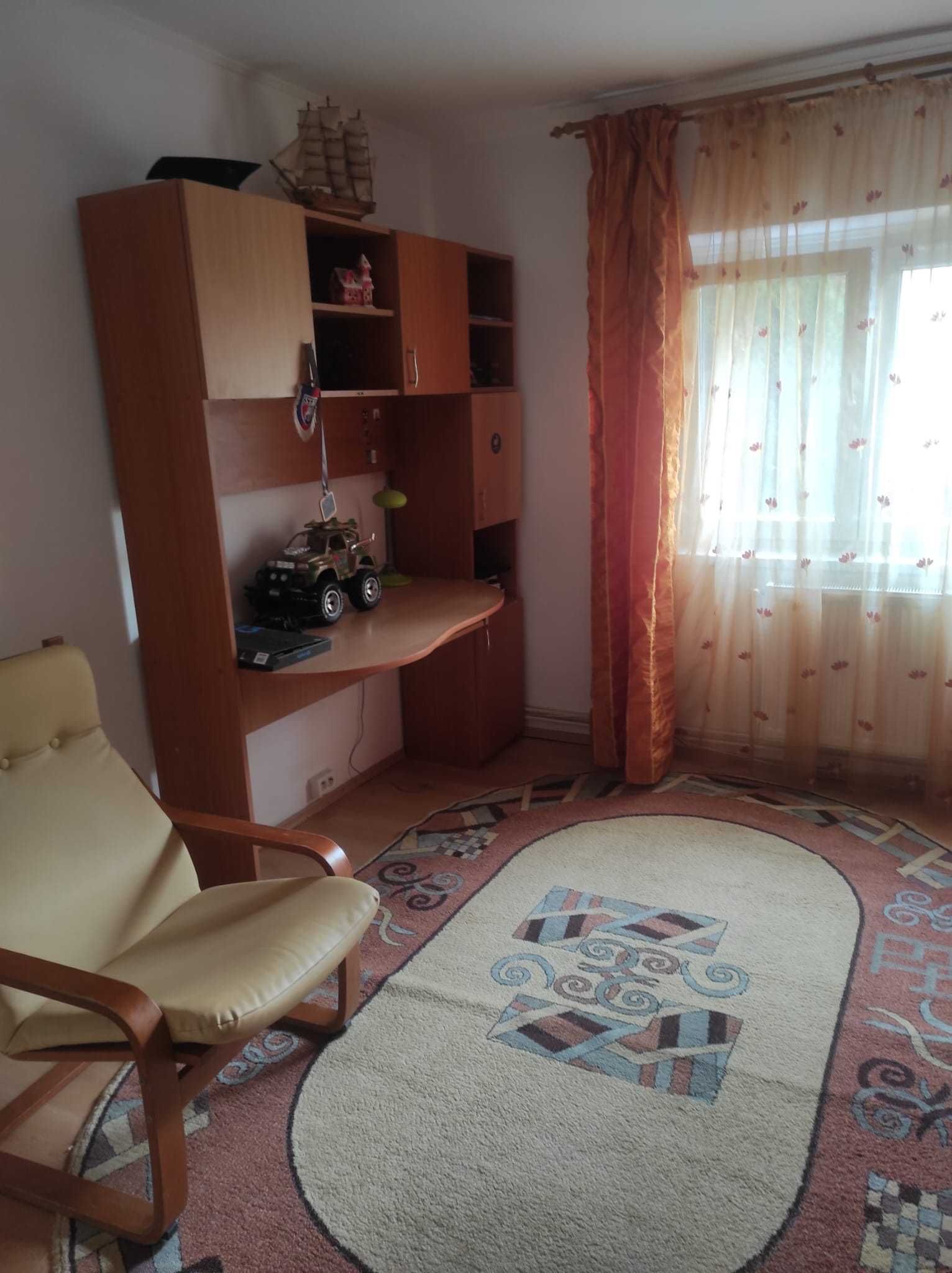 Inchiriez apartament 4 camere utilat complet