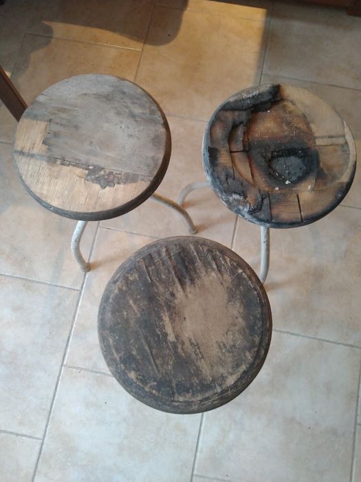 Три броя трикраки винтидж медицински столчета с винт