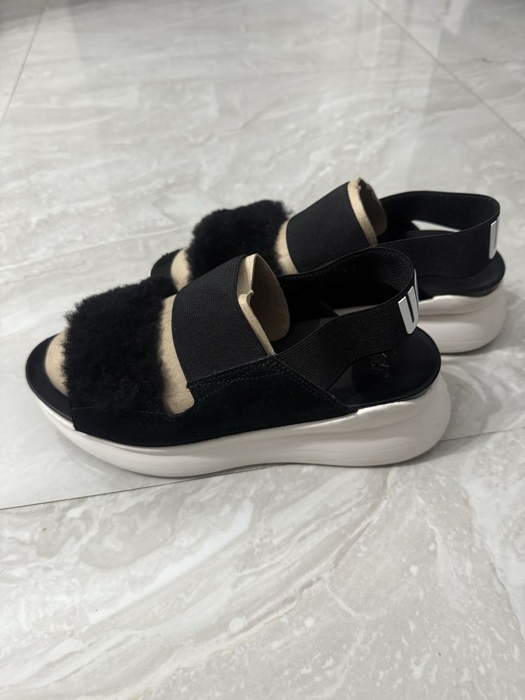 Sandale Ugg.