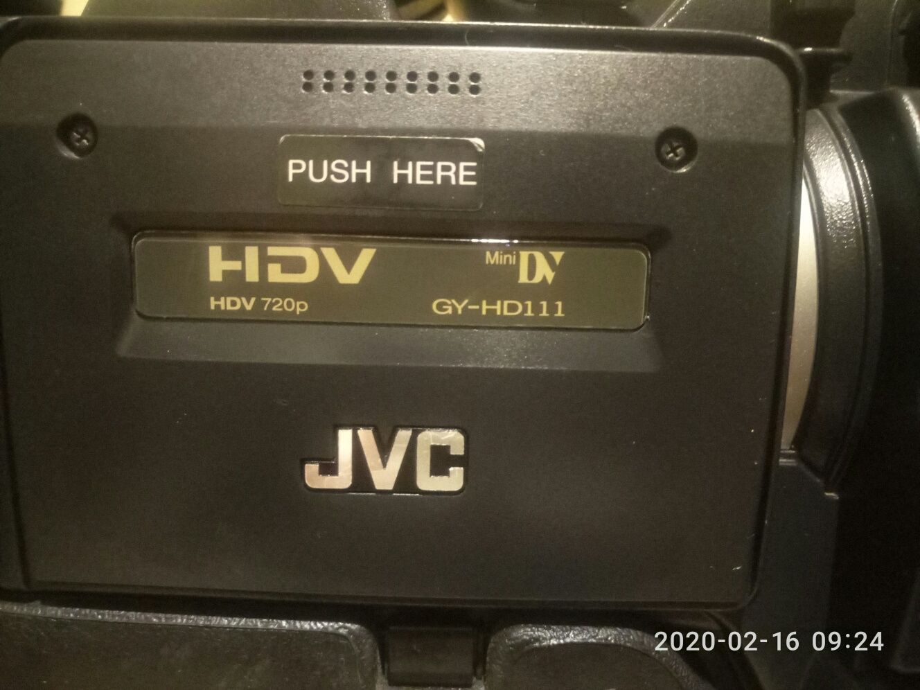 Продавам професионална HD DV камера JVS GY-HD111