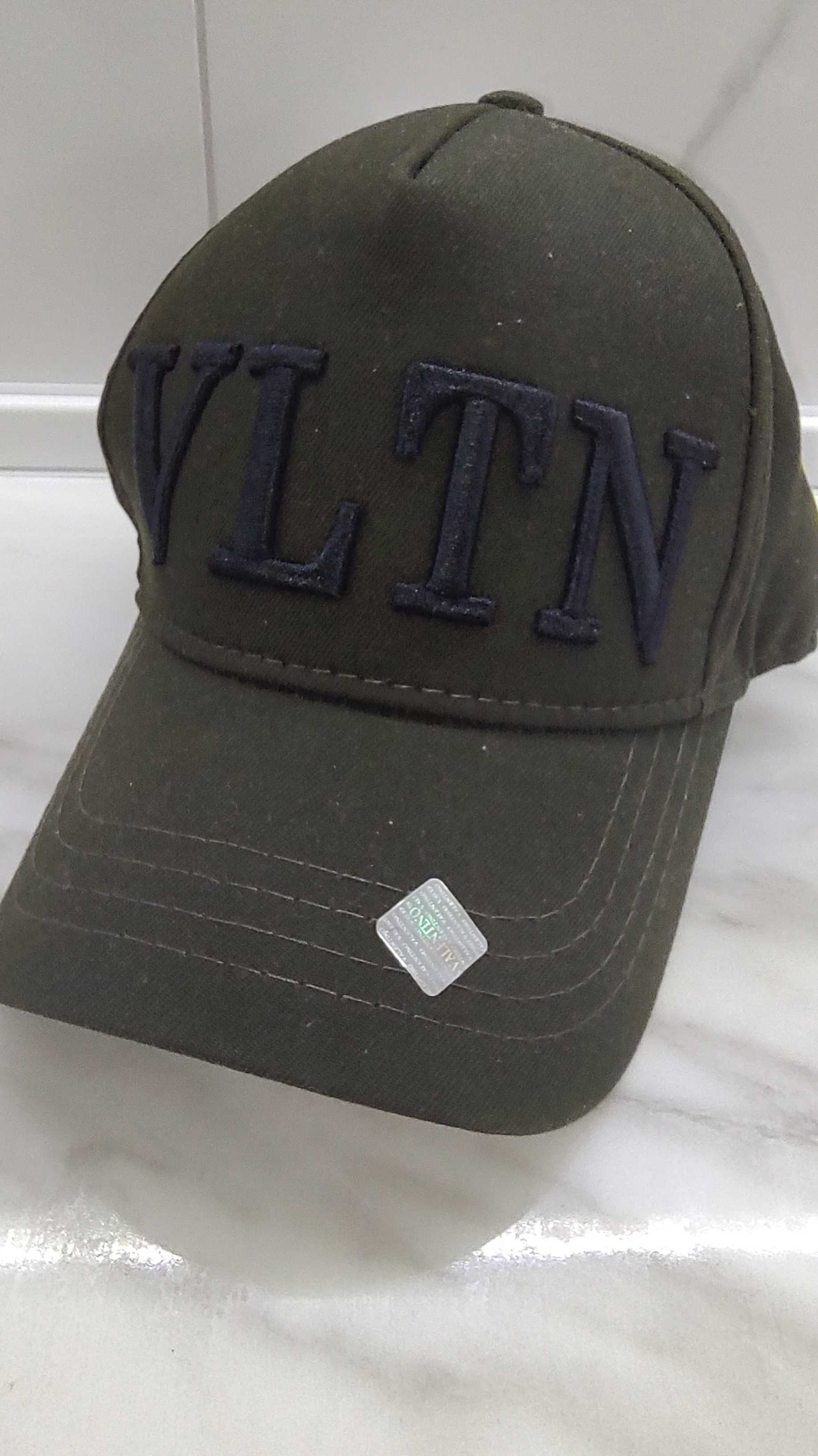Louis Vuitton, dsquared2, Valentino нови шапки